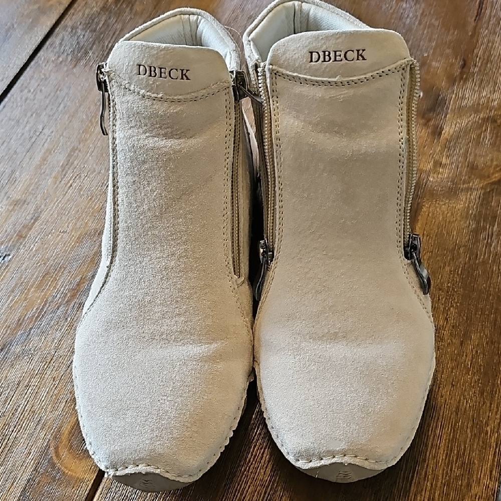 DBECK Defender Women's Leather Ankle Boots (NWOT)